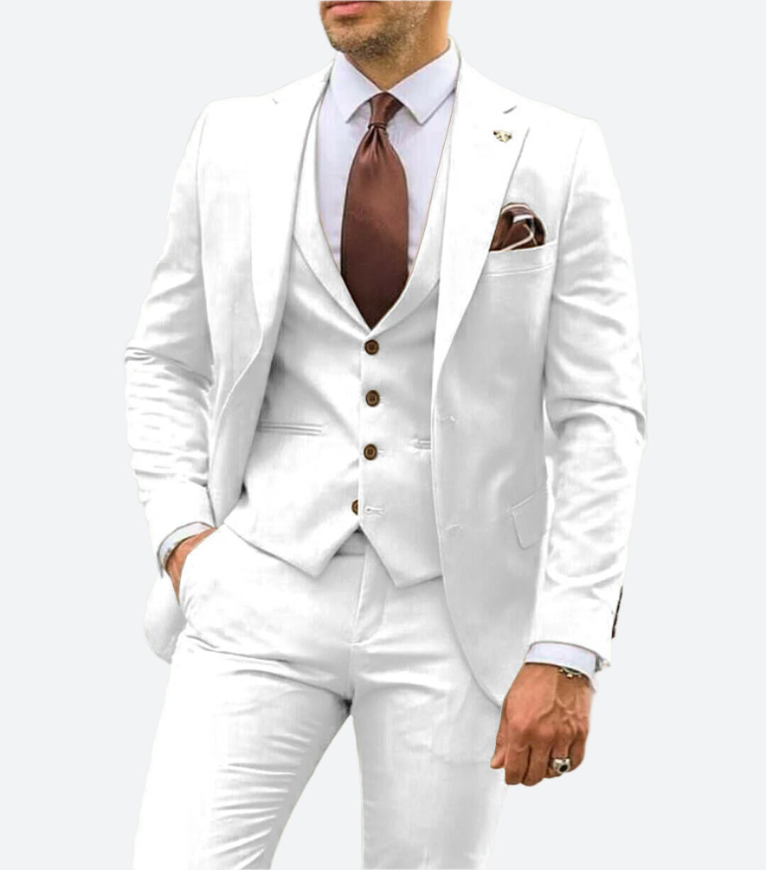 Eleganter weißer Anzug für Herren mit brauner Krawatte und Einstecktuch, ideal für Hochzeiten und formelle Anlässe. Stilvoll und modern.