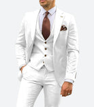 Eleganter weißer Anzug für Herren mit brauner Krawatte und Einstecktuch, ideal für Hochzeiten und formelle Anlässe. Stilvoll und modern.