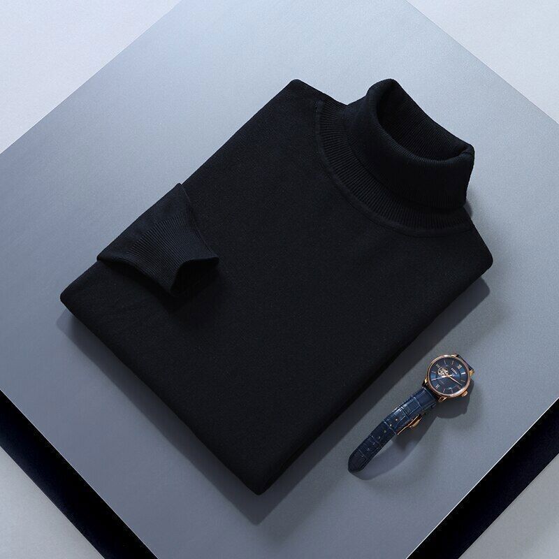 Schwarzer Rollkragenpullover aus Baumwolle, elegant gefaltet, neben einer stilvollen Armbanduhr. Perfekt für Herrenmode und Winteroutfits.
