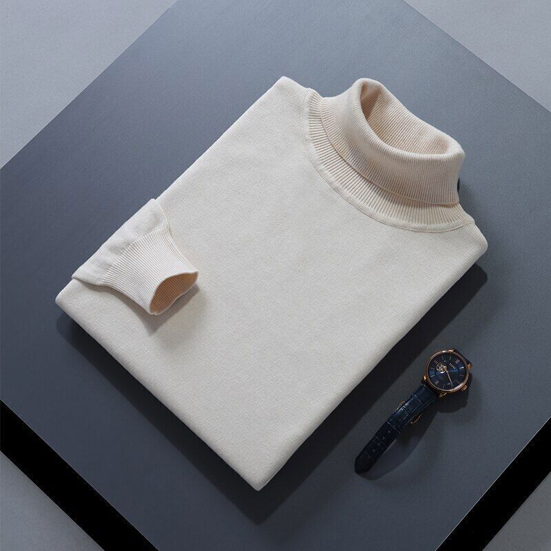 Eleganter cremefarbener Rollkragenpullover aus Baumwolle, perfekt für Herbstmode. Kombiniert mit einer stilvollen Armbanduhr für Herren.