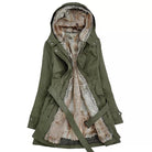 Damen Winterjacke mit Kapuze, olivgrün, Kunstfellfutter, warm, modisch, Parka-Stil, ideal für kalte Tage, trendige Outdoor-Bekleidung.