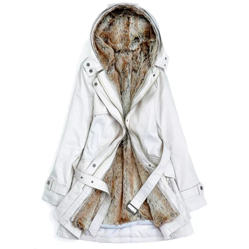 Weiße Damenjacke mit Kunstfellfutter, Kapuze und Gürtel. Perfekt für Wintermode, stilvoll und warm. Hochwertige Materialien, modisches Design.