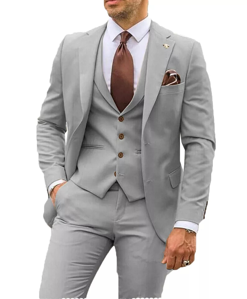 Eleganter grauer Anzug für Herren mit Weste und brauner Krawatte. Perfekt für formelle Anlässe. Hochwertige Herrenmode, stilvoll und modern.