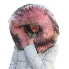 Damen Winterjacke mit rosa Kunstpelzkragen, warm und stilvoll. Perfekt für kalte Tage. Modetrend 2023, hochwertige Winterbekleidung.