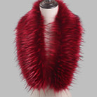 Roter Kunstpelzkragen, luxuriös und weich, ideal für Wintermode. Perfekt als modisches Accessoire für Mäntel und Jacken.
