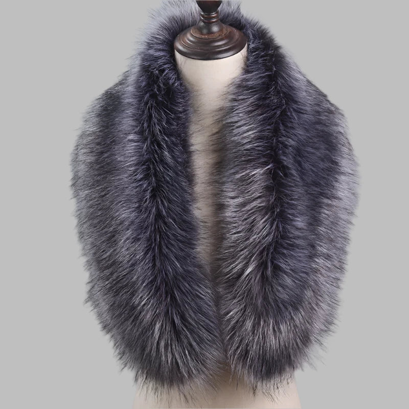 Luxuriöser Kunstpelzkragen in Grau, ideal für Wintermode. Weiches, flauschiges Design, perfekt als modisches Accessoire für Damen.