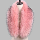 Rosa Kunstpelzkragen auf Schneiderpuppe, luxuriöses Accessoire, modischer Wintertrend, weiches Material, ideal für stilvolle Outfits.