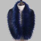 Luxuriöser blauer Kunstpelzkragen auf Schneiderpuppe, ideal für Wintermode. Flauschig, stilvoll und vielseitig einsetzbar für elegante Outfits.