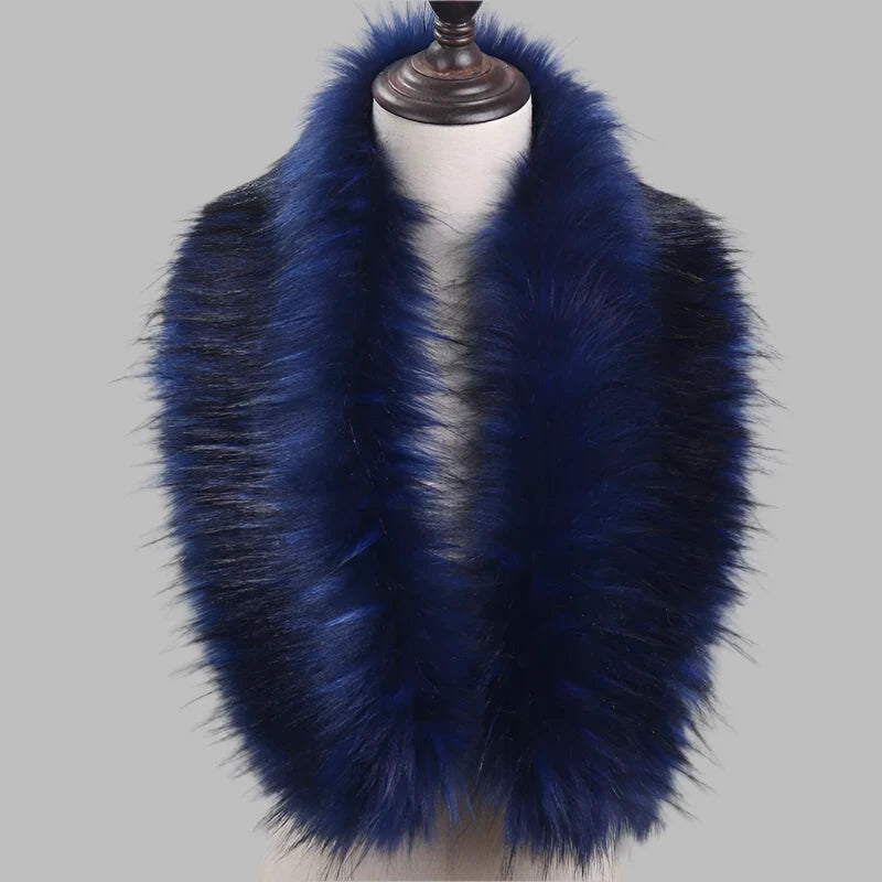 Luxuriöser blauer Kunstpelzkragen auf Schneiderpuppe, ideal für Wintermode. Flauschig, stilvoll und vielseitig einsetzbar für elegante Outfits.