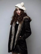 Damen Wintermantel mit Kunstfell, elegant und warm. Perfekt für kalte Tage. Modischer Look mit Strickmütze. Ideal für Herbst und Winter.