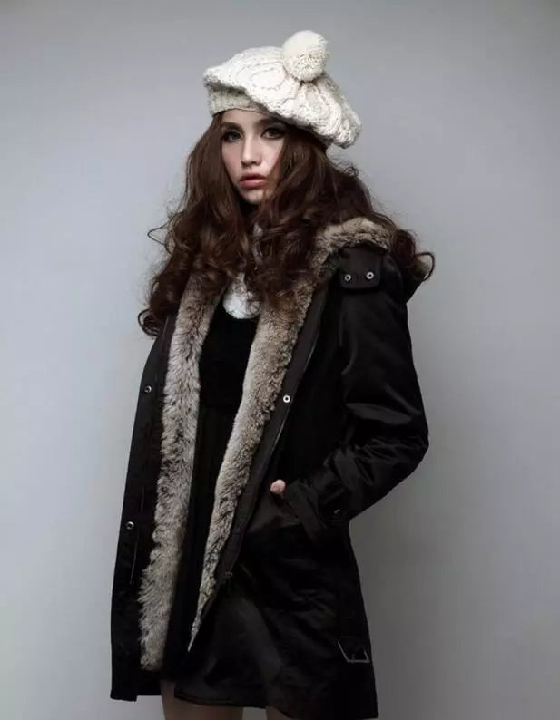 Damen Wintermantel mit Kunstfell, elegant und warm. Perfekt für kalte Tage. Modischer Look mit Strickmütze. Ideal für Herbst und Winter.
