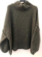 Dunkelgrüner Strickpullover mit Rollkragen, oversized Design, weiches Material. Perfekt für Herbstmode, gemütlicher Look, Damenbekleidung.