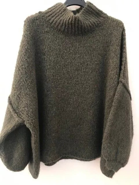 Dunkelgrüner Strickpullover mit Rollkragen, oversized Design, weiches Material. Perfekt für Herbstmode, gemütlicher Look, Damenbekleidung.