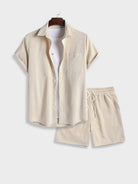 Beiges Sommer-Set für Herren: Kurzarmhemd und Shorts aus Leinen. Perfekt für lässige Outfits, atmungsaktiv und stilvoll. Ideal für warme Tage.
