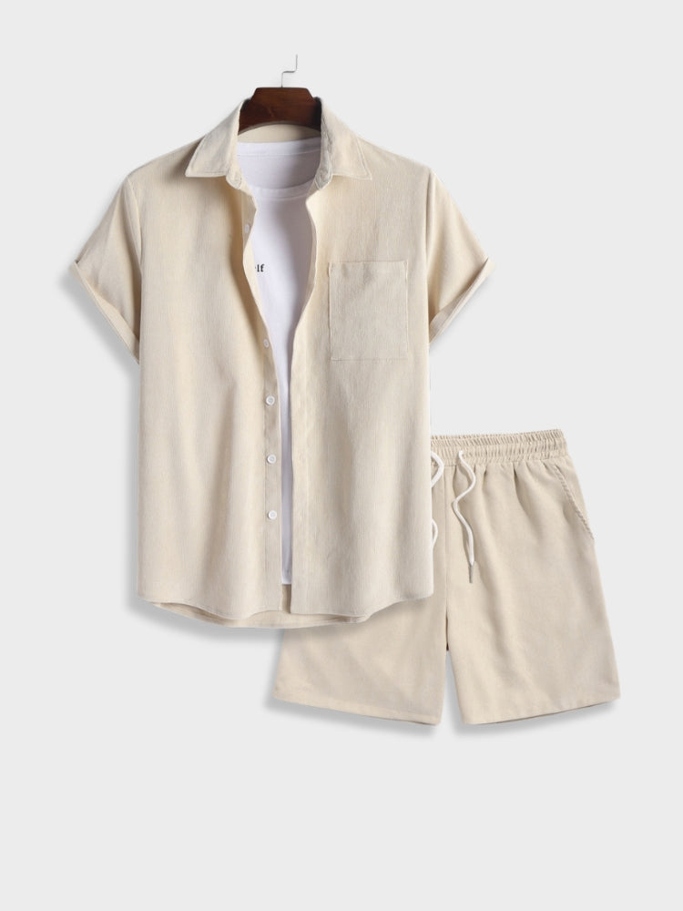 Beiges Sommer-Set für Herren: Kurzarmhemd und Shorts aus Leinen. Perfekt für lässige Outfits, atmungsaktiv und stilvoll. Ideal für warme Tage.