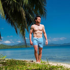 Männer-Badeshorts in arktischem Blau aus recyceltem Polyester, ideal für Strand und Sommer. Nachhaltige Mode, umweltfreundlich, stilvoll.