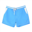 Blaue Herren-Badeshorts aus recyceltem Polyester, umweltfreundlich, mit weißen Akzenten und Kordelzug, ideal für Strand und Pool.