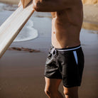Marineblaue Herren-Badeshorts aus recyceltem Polyester mit weißen Nähten, ideal für Strand und Sport. Nachhaltige Mode, umweltfreundlich.