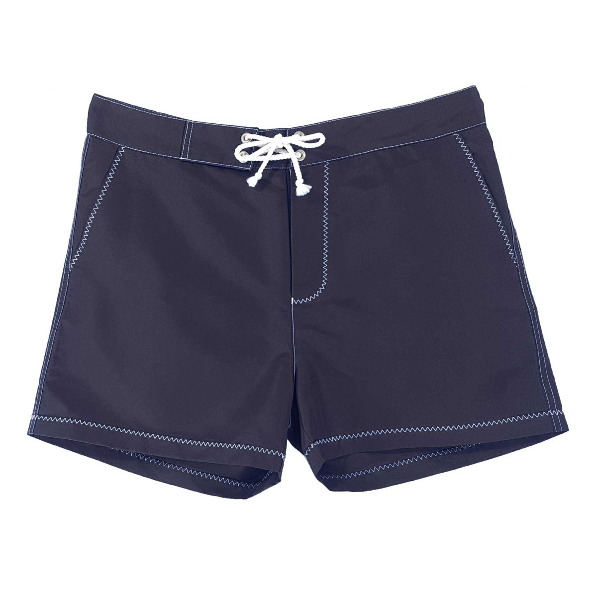 Marineblaue Herren-Badeshorts aus recyceltem Polyester mit weißen Nähten. Nachhaltige Badebekleidung, ideal für umweltbewusste Mode.