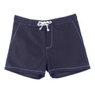 Marineblaue Herren-Badeshorts aus recyceltem Polyester mit weißen Nähten. Nachhaltige Badebekleidung, ideal für umweltbewusste Mode.