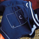 Marineblaue Herren-Badeshorts aus recyceltem Polyester mit weißen Nähten und Hirsch-Logo. Nachhaltige Mode, umweltfreundliche Bademode.