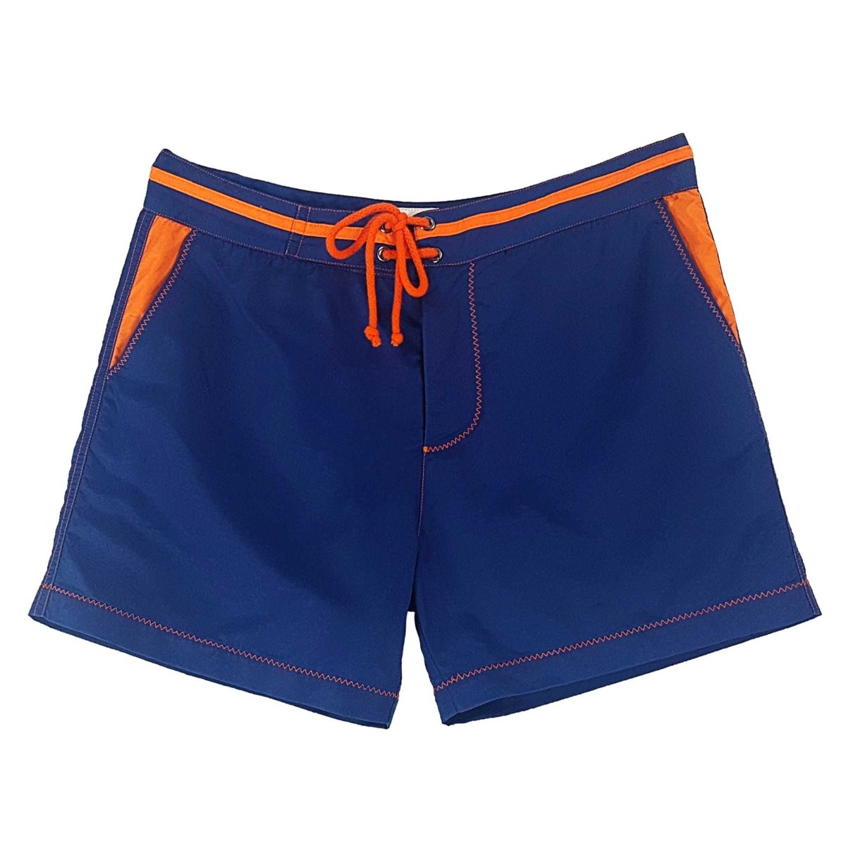 Marineblaue Herren-Badeshorts aus recyceltem Polyester mit orangefarbenen Details. Nachhaltige Mode, umweltfreundliche Badebekleidung.