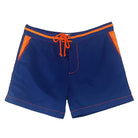 Marineblaue Herren-Badeshorts aus recyceltem Polyester mit orangefarbenen Details. Nachhaltige Mode, umweltfreundliche Badebekleidung.