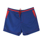 Marineblaue Herren-Badeshorts aus recyceltem Polyester mit roten Details, ideal für umweltbewusste Mode und nachhaltige Bademode.