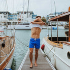 Männer-Badeshorts in Blau-Grün aus recyceltem Polyester, ideal für Sommer und Strand. Nachhaltige Mode, umweltfreundliche Badebekleidung.
