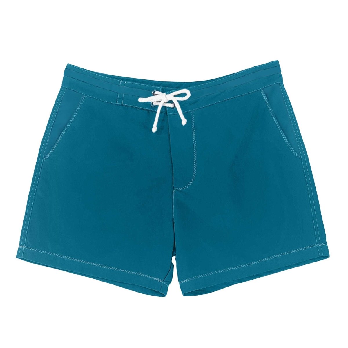 Blaue Herren-Badeshorts aus recyceltem Polyester, umweltfreundlich, mit weißem Kordelzug. Ideal für nachhaltige Mode und Strandaktivitäten.