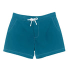 Blaue Herren-Badeshorts aus recyceltem Polyester, umweltfreundlich, mit weißem Kordelzug. Ideal für nachhaltige Mode und Strandaktivitäten.