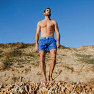 Herren-Badeshorts in Blau-Grün aus recyceltem Polyester, ideal für umweltbewusste Strandmode. Nachhaltige Badebekleidung für Männer.
