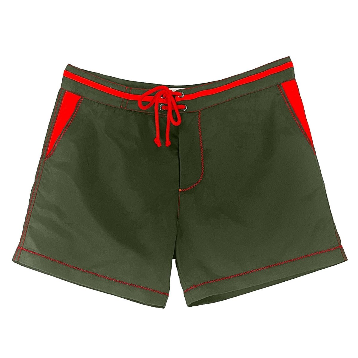 Khaki Badeshorts für Herren aus recyceltem Polyester mit roten Details. Nachhaltige Mode, umweltfreundliche Herrenbekleidung, stilvolle Badehose.