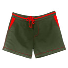 Khaki Badeshorts für Herren aus recyceltem Polyester mit roten Details. Nachhaltige Mode, umweltfreundliche Herrenbekleidung, stilvolle Badehose.