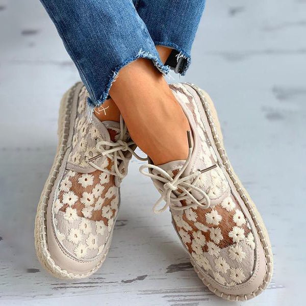 Stilvolle, luftige Damenschuhe mit Blumenmuster, ideal für den Sommer. Perfekt kombinierbar mit Jeans für einen lässigen Look.