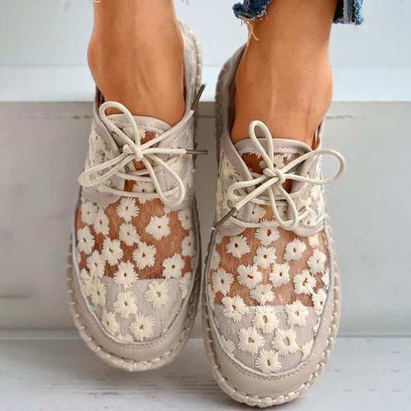 Stilvolle, luftige Damenschuhe mit Blumenmuster, ideal für den Sommer. Bequeme, modische Schuhe mit floralen Details und Schnürung.