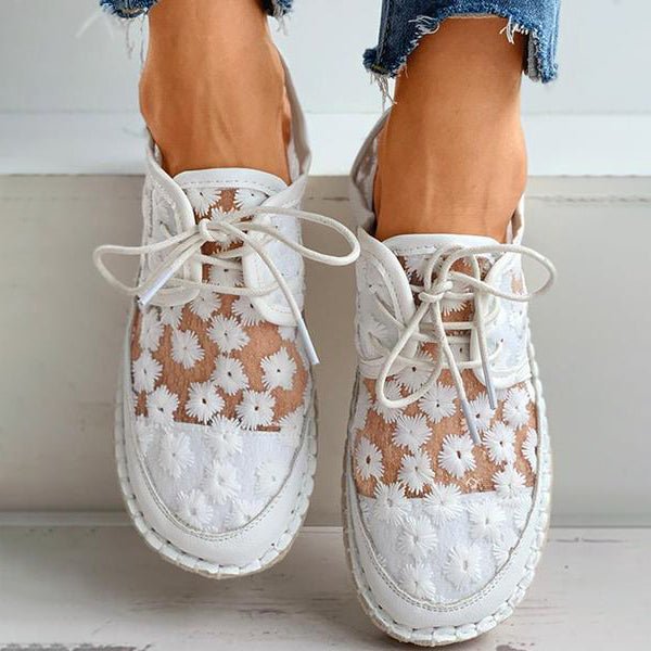Stilvolle, luftige Damenschuhe mit Blumenmuster, ideal für den Sommer. Perfekt kombinierbar mit Jeans. Bequeme, modische Sneaker.