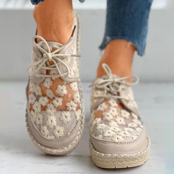 Stilvolle, luftige Damenschuhe mit Blumenmuster, ideal für den Sommer. Bequeme, modische Schuhe mit floralen Details und Schnürung.