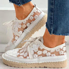 Stilvolle, luftige Damenschuhe mit Blumenmuster, ideal für den Sommer. Bequeme Sneaker mit geflochtener Sohle und transparentem Design.