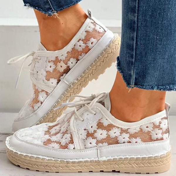 Stilvolle, luftige Damenschuhe mit Blumenmuster, ideal für den Sommer. Bequeme Sneaker mit geflochtener Sohle und transparentem Design.