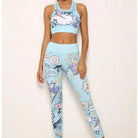 Damen-Sportbekleidung im Comic-Stil, blaues Set mit Wolken- und Blitzmotiven, ideal für Fitness und Yoga. Trendige Sportmode für Frauen.