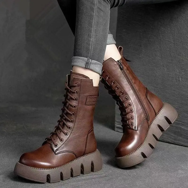 Damenstiefel aus braunem Leder mit Plateau-Sohle und Schnürung, ideal für Herbstmode. Trendige, robuste Boots für stilvolle Outfits.