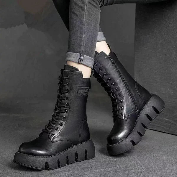 Schwarze Damen-Schnürstiefel mit Plateau, aus Leder, modisch und robust. Perfekt für Herbst und Winter. Trendige Stiefeletten für jeden Anlass.