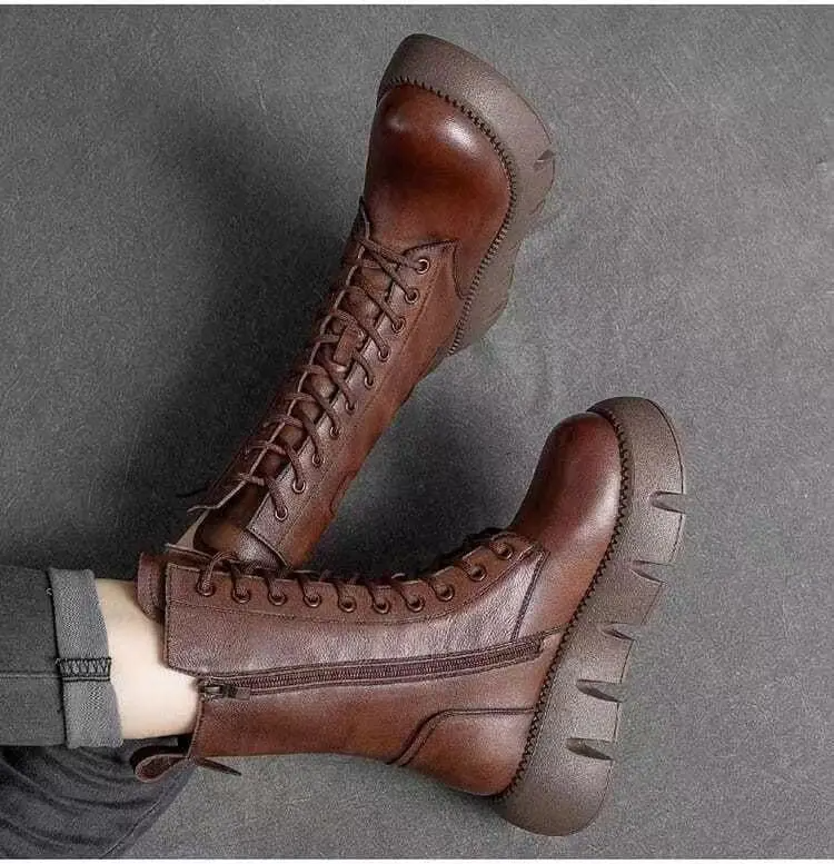Braune Lederstiefel mit dicker Profilsohle, Schnürung und seitlichem Reißverschluss. Modische Damenstiefel, ideal für Herbst und Winter.