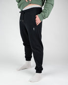 Schwarze Jogginghose für Herren, bequem und stylisch, ideal für Sport und Freizeit. Hochwertige Baumwolle, elastischer Bund, moderner Look.