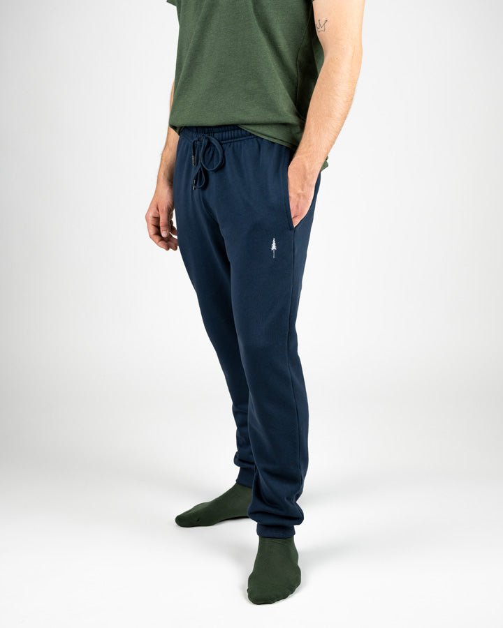 Dunkelblaue Jogginghose für Herren, bequem und stilvoll, ideal für Freizeit und Sport. Hochwertige Materialien, elastischer Bund, seitliche Taschen.