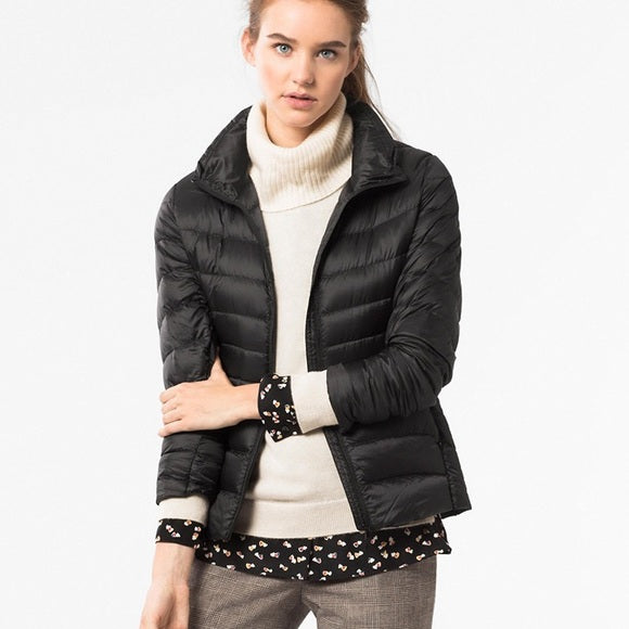 Damen-Daunenjacke in Schwarz, leicht und warm, ideal für Herbst und Winter. Modischer Look, perfekt kombinierbar mit verschiedenen Outfits.