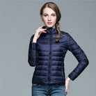Damen-Daunenjacke in Dunkelblau, leicht und warm, ideal für Herbst und Winter. Modische Steppjacke mit Reißverschluss, vielseitig kombinierbar.