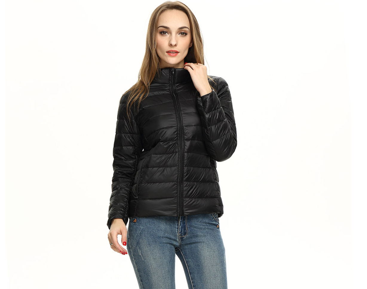 Schwarze Daunenjacke für Damen, leicht und warm, ideal für Herbst und Winter. Modischer Look, perfekt kombinierbar mit Jeans.