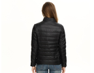 Schwarze Daunenjacke für Damen, leicht und warm, ideal für Herbst und Winter. Perfekt für Outdoor-Aktivitäten und modische Freizeitkleidung.
